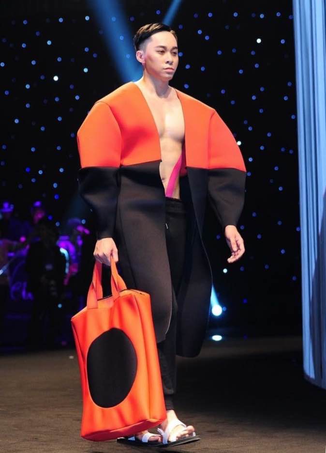 Max Lee phanh ngực sải bước trong Đêm Hội Chân dài 9